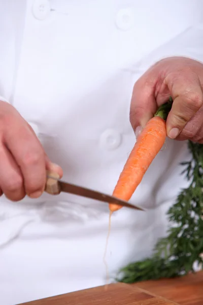 Σεφ προετοιμασία καρότο — Φωτογραφία Αρχείου