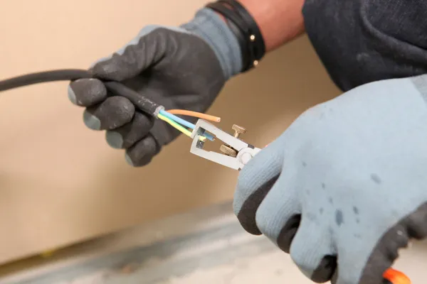 Eletricista cortando um fio — Fotografia de Stock