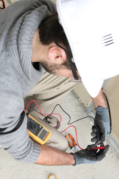 Eletricista com multímetro — Fotografia de Stock