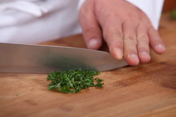 Chef chopping parsley — Zdjęcie stockowe