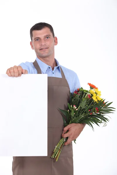 Чоловік з букетом квітів і плакатом — стокове фото
