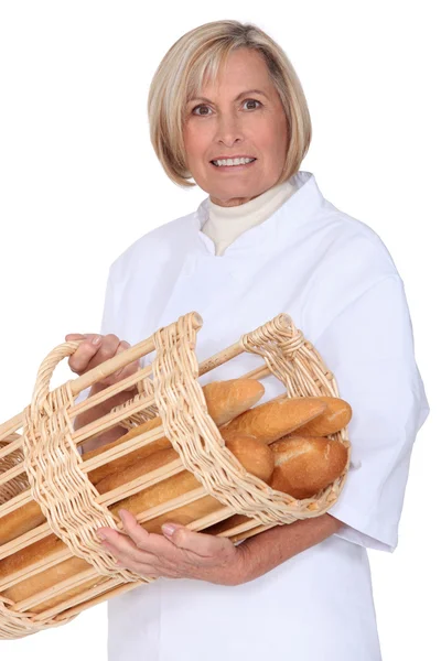 Volwassen vrouw baker op witte achtergrond — Stockfoto