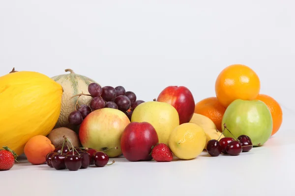 Studioaufnahme einer Vielzahl frischer Früchte — Stockfoto