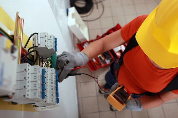 A female electrician working — Stock Photo, Image