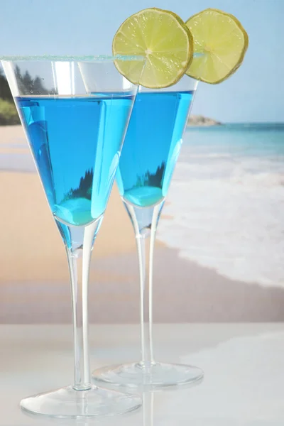 Два синих коктейля на пляже — стоковое фото