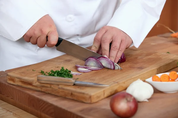 Chef che taglia cipolle — Foto Stock