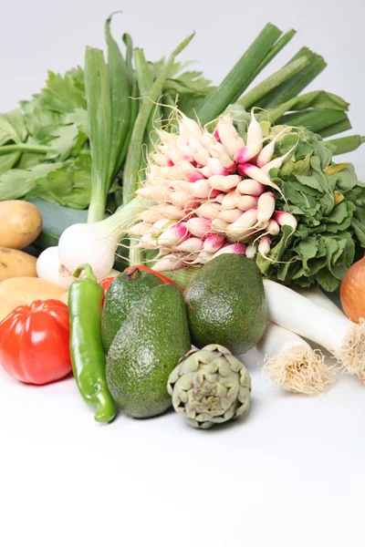 Estúdio tiro de uma variedade de legumes frescos saudáveis — Fotografia de Stock
