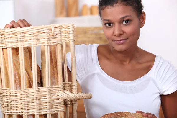 Baker poseren met haar brood — Stockfoto