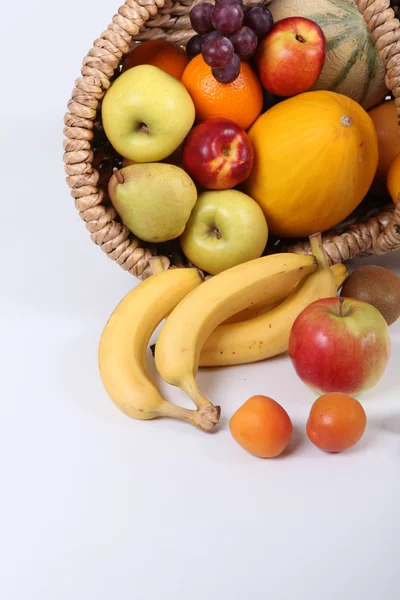 Плетений кошик переповнений свіжими блискучими фруктами — стокове фото