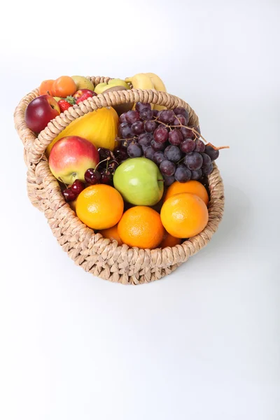 Корзина з фруктами — стокове фото
