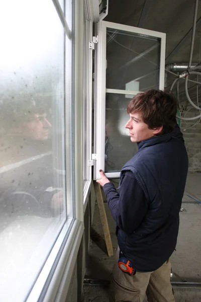 Человек помещает окно — стоковое фото