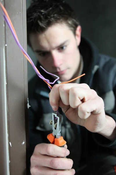 Eletricista usando decapadores de fios — Fotografia de Stock