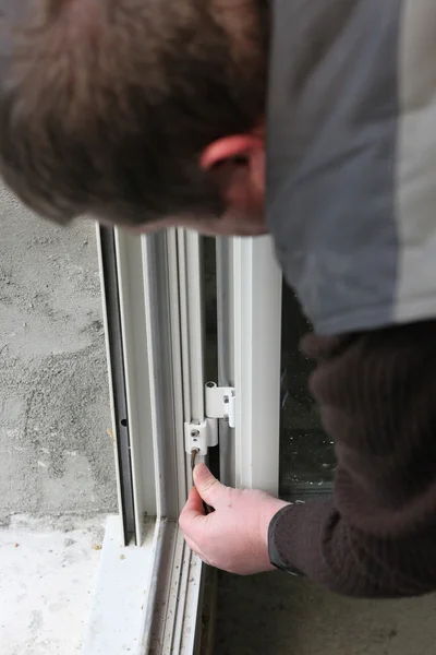 Trabalhador instalando novas janelas — Fotografia de Stock