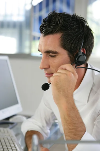 Manliga telefonförsäljning operativa — Stockfoto