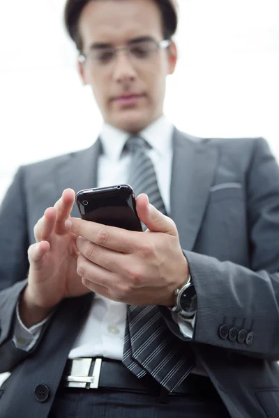 Empresário enviando uma mensagem de texto ao ar livre — Fotografia de Stock