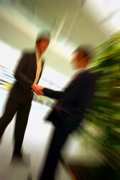 Hommes d'affaires serrant la main — Photo