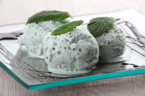Three scoops of mint choc chip ice cream on a square plate — Stock Photo, Image