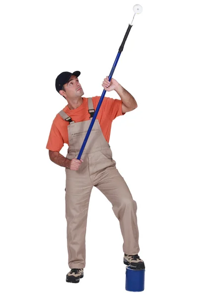Decorator using long roller to reach ceiling — Stock Photo, Image