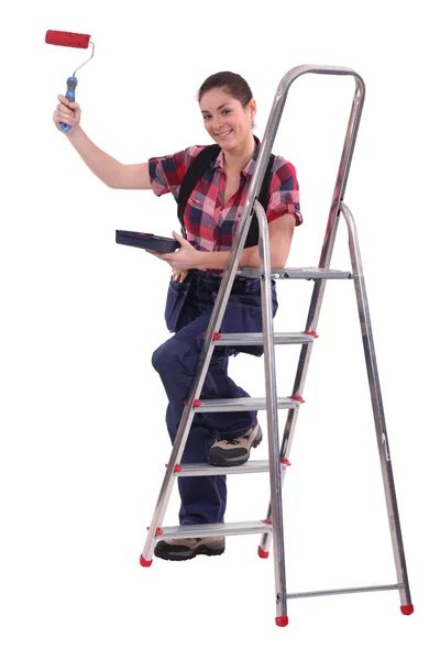 Donna con rullo di vernice e scala a gradini — Foto Stock