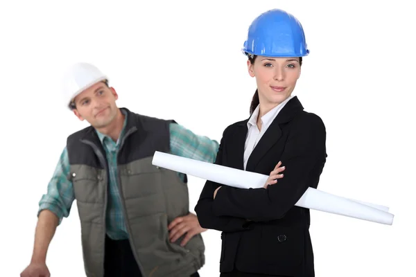 Byggnadsarbetare som försöker plocka upp en kvinna — Stockfoto
