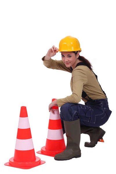 Mujer colocando conos de tráfico — Foto de Stock