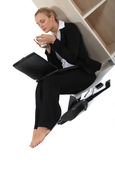 Mujer sentada descalza por escritorio bebiendo café —  Fotos de Stock