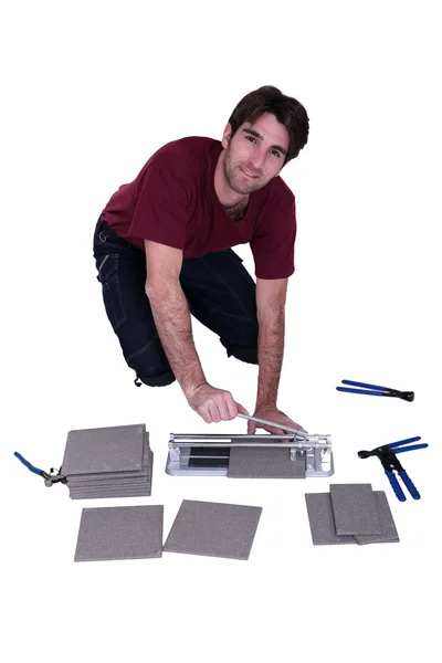 Homem com um cortador de azulejos — Fotografia de Stock