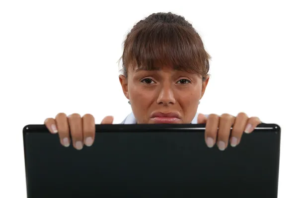 Αναστατωμένος γυναίκα πίσω από το φορητό υπολογιστή — Φωτογραφία Αρχείου