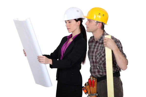 Construtor e arquiteto discutindo planos — Fotografia de Stock