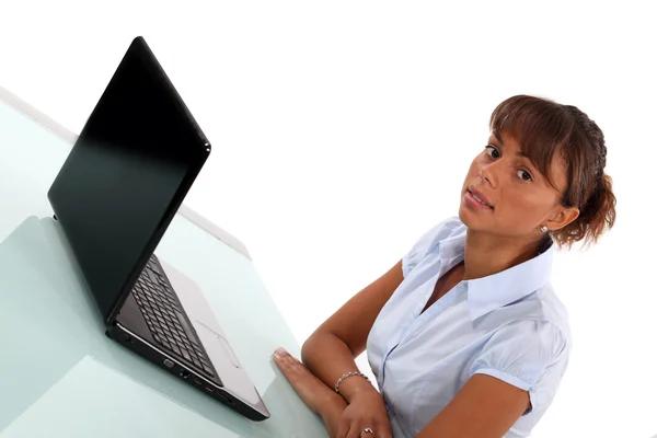Женщина за столом с ноутбуком — стоковое фото