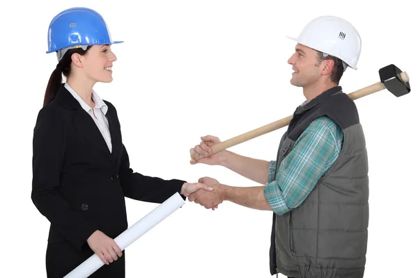Tradesman apertando a mão de um engenheiro — Fotografia de Stock