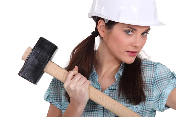 Trabajadora de la construcción sosteniendo un mazo — Foto de Stock