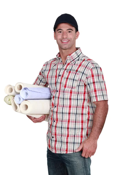 Homem com rolos de papel de parede — Fotografia de Stock