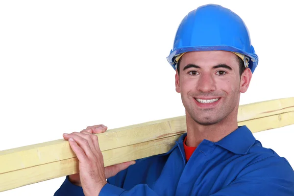 Handwerker mit Holzlatten über der Schulter — Stockfoto