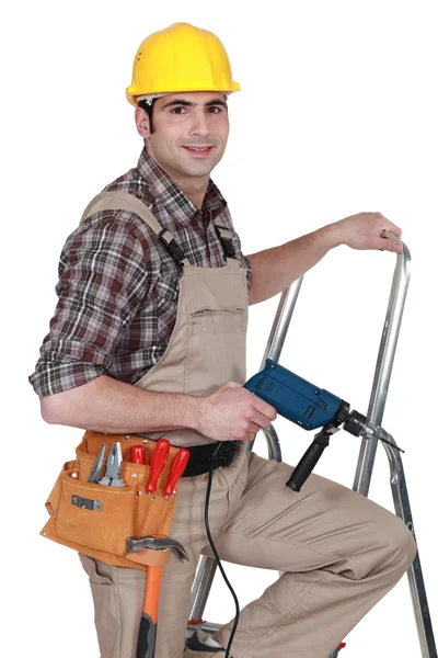 Arbeider met boor op een ladder — Stockfoto