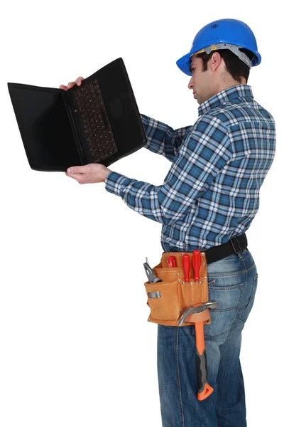 Artisan examinant son ordinateur portable — Photo