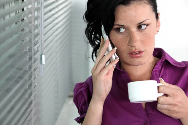 Geschäftsfrau spricht auf ihrer Zelle und trinkt Kaffee — Stockfoto