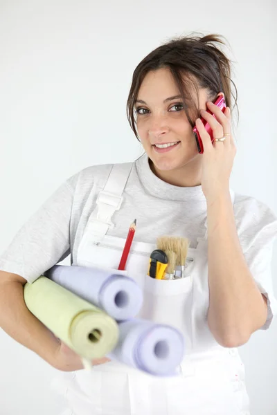 電話での女性の壁紙張り職人の肖像画 — ストック写真