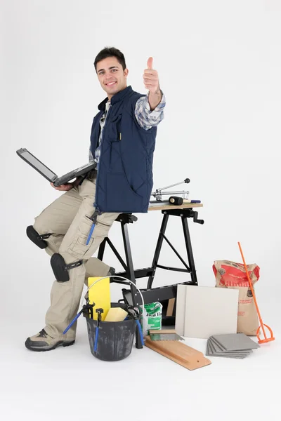 Tiler stood with his equipment and laptop — Stock Photo, Image