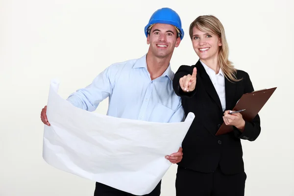 Kadın mimar ve foreman planları holding — Stok fotoğraf