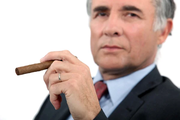 Senior affärsman med cigarr — Stockfoto