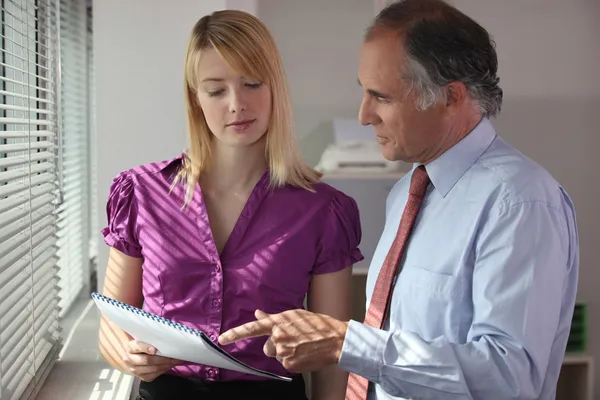 Asistente personal haciendo una pregunta a su jefe — Foto de Stock