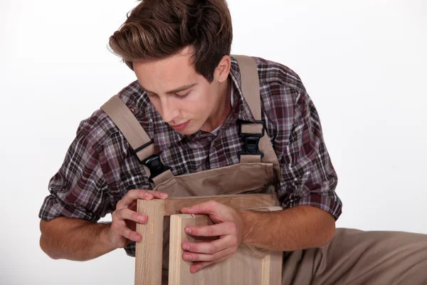 Artesano ensamblando piezas de madera — Foto de Stock