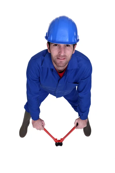 Trabalhador manual com um par de cortadores de parafuso — Fotografia de Stock