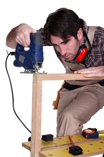 Carpinteiro usando máquina de lixadeira — Fotografia de Stock