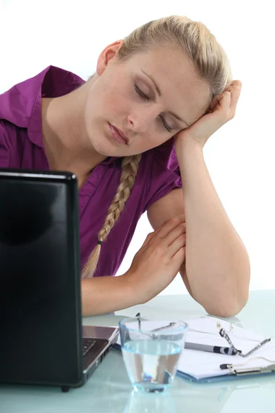 Mujer dormida en su escritorio —  Fotos de Stock