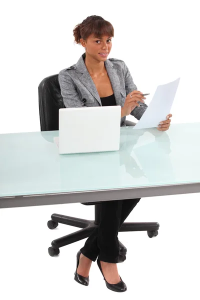Mulher de negócios prova lendo um documento importante — Fotografia de Stock
