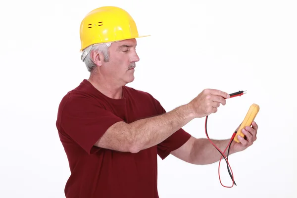 Eletricista usando multímetro — Fotografia de Stock