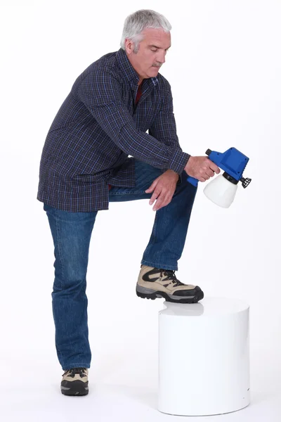 Homme mûr utilisant pulvérisateur de peinture — Photo