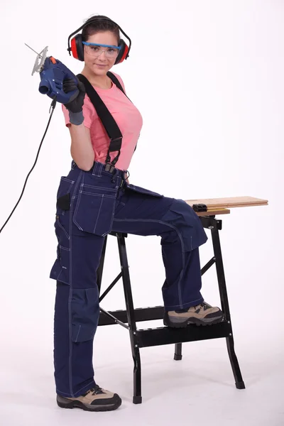Bir testere ile kadın marangoz. — Stok fotoğraf